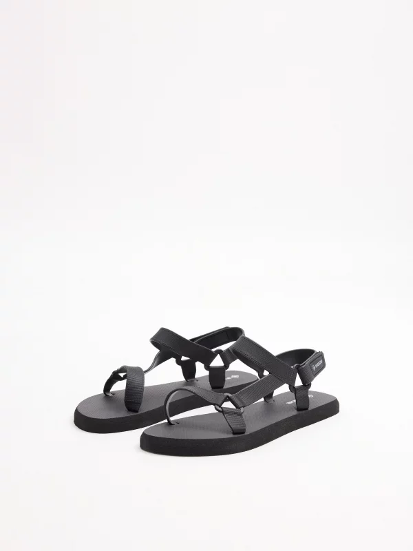 Sandalia tiras velcro negro vista frontal 45º