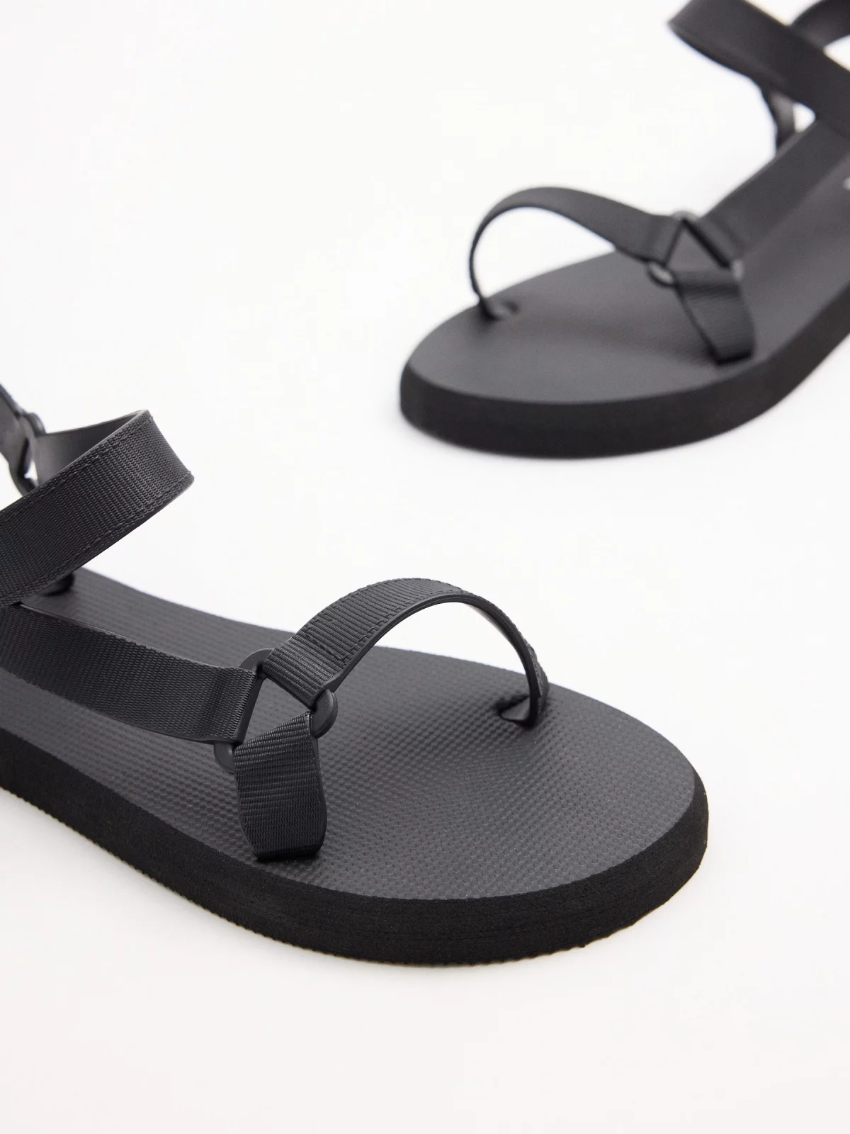 Sandalia tiras velcro negro vista detalle