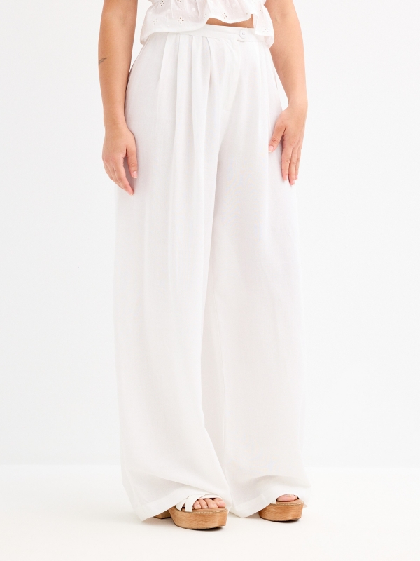 Pantalón fluido con lino blanco vista media frontal