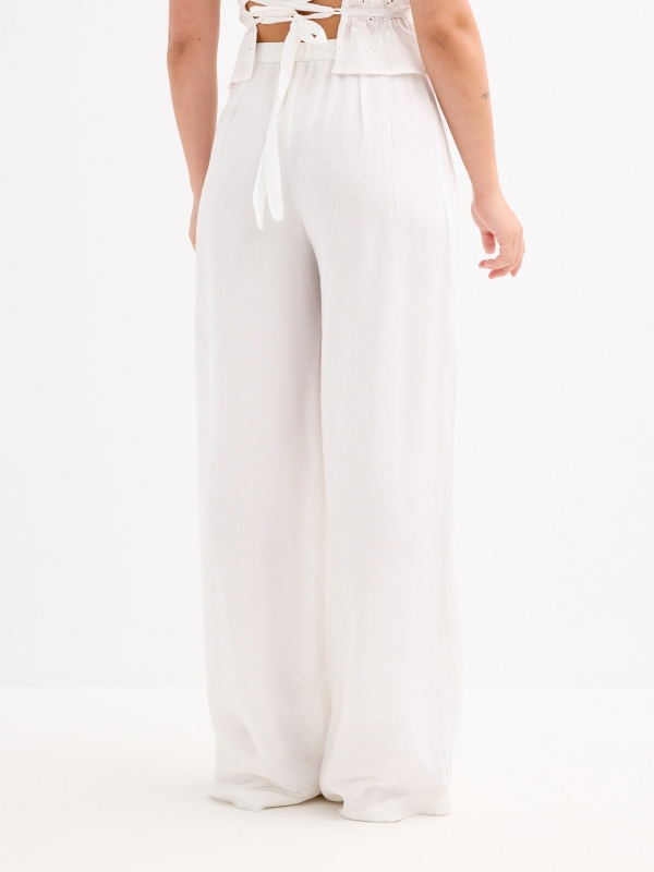 Pantalón fluido con lino blanco vista media trasera