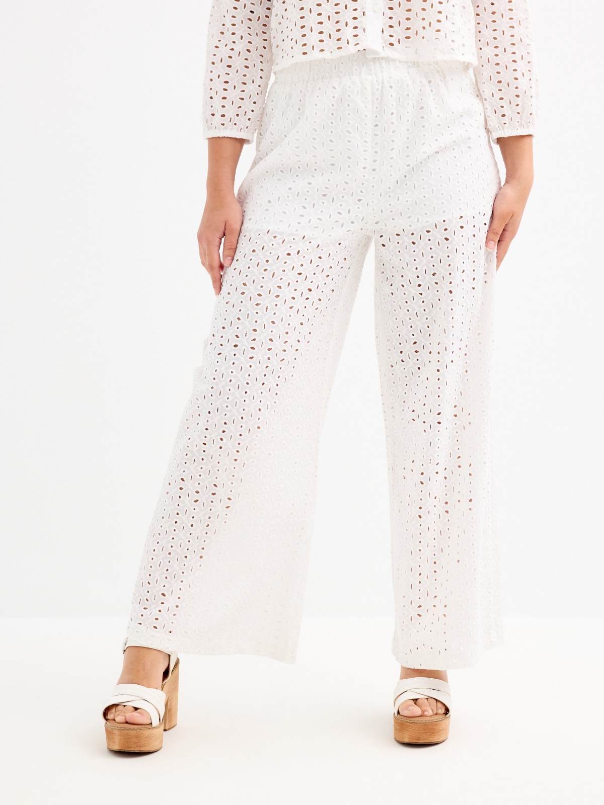 Pantalón fluido bordados blanco vista media frontal