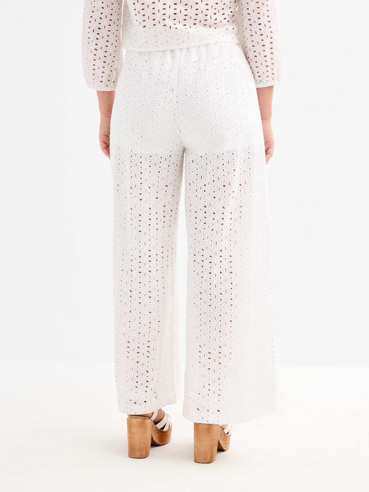 Pantalón fluido bordados blanco vista media trasera