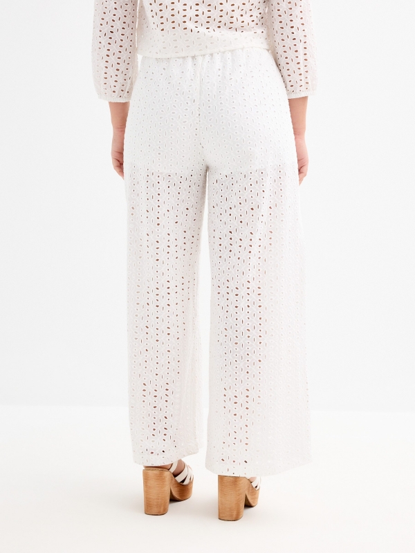 Pantalón fluido bordados blanco vista media trasera