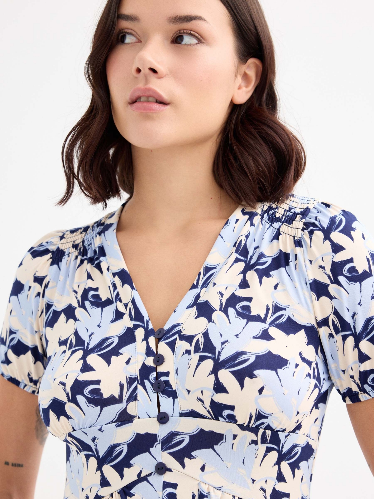 Vestido longo estampado flores azul marinho vista detalhe