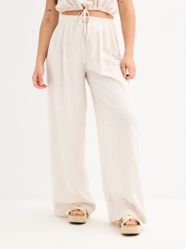 Pantalón fluido con lino beige vista media frontal