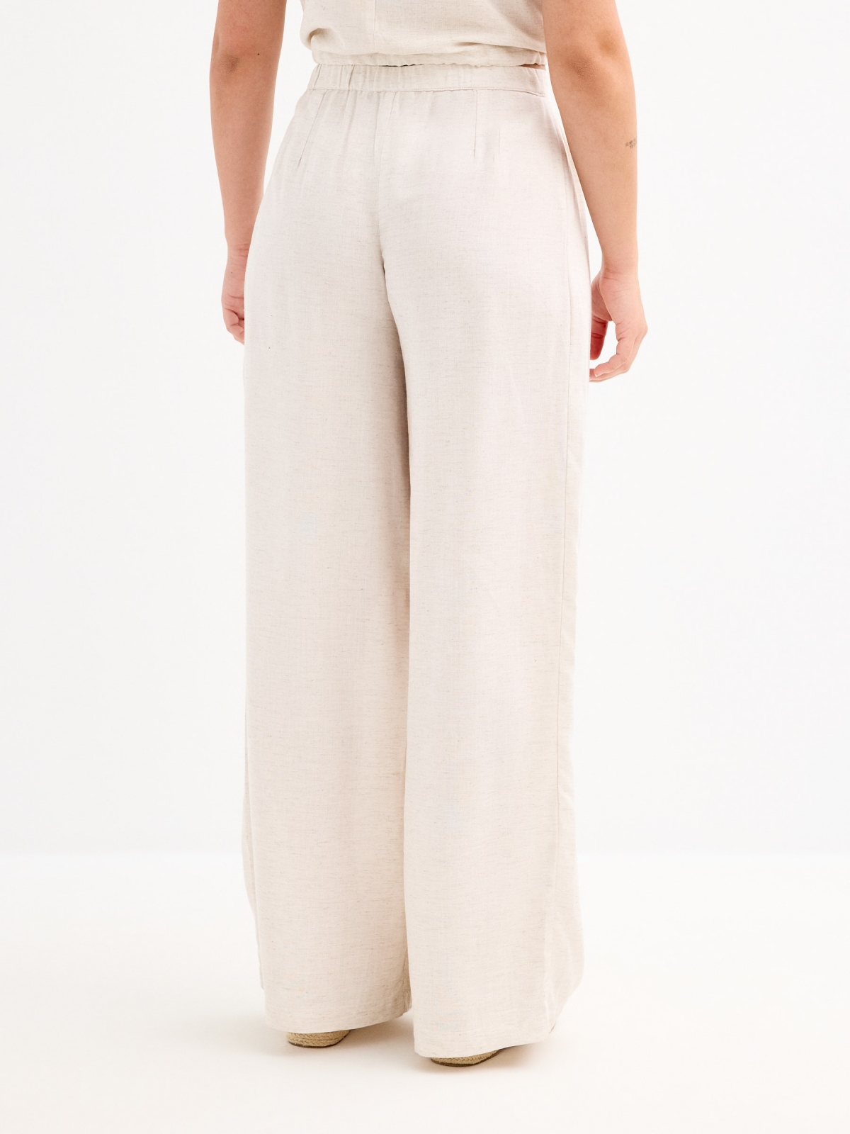 Pantalón fluido con lino beige vista media trasera