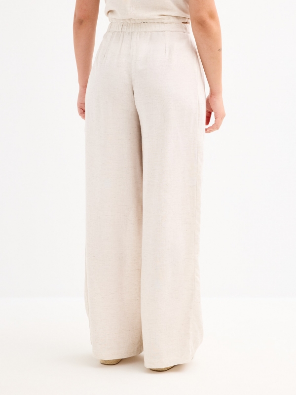 Pantalón fluido con lino beige vista media trasera