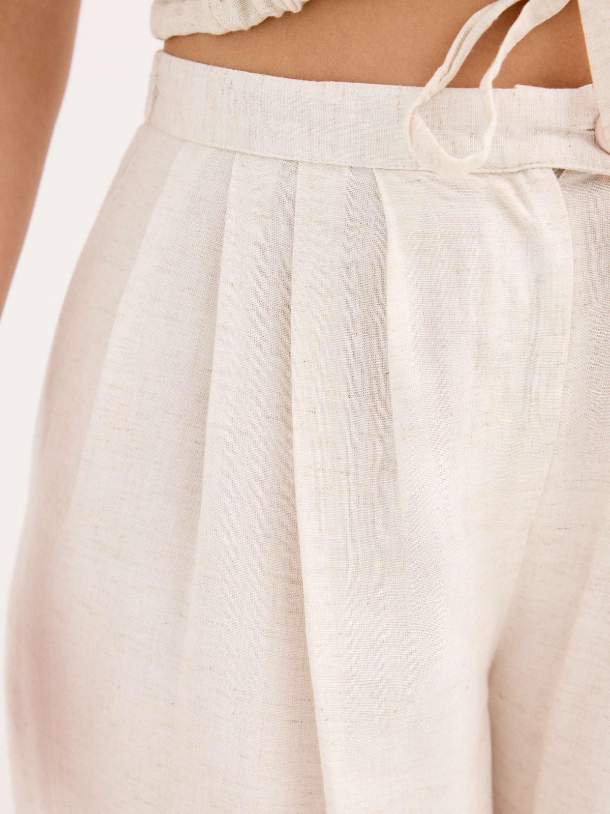 Pantalón fluido con lino beige vista detalle