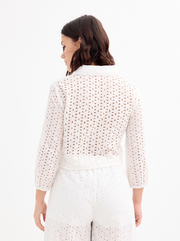 Camisa de manga longa bordados branco vista meia traseira