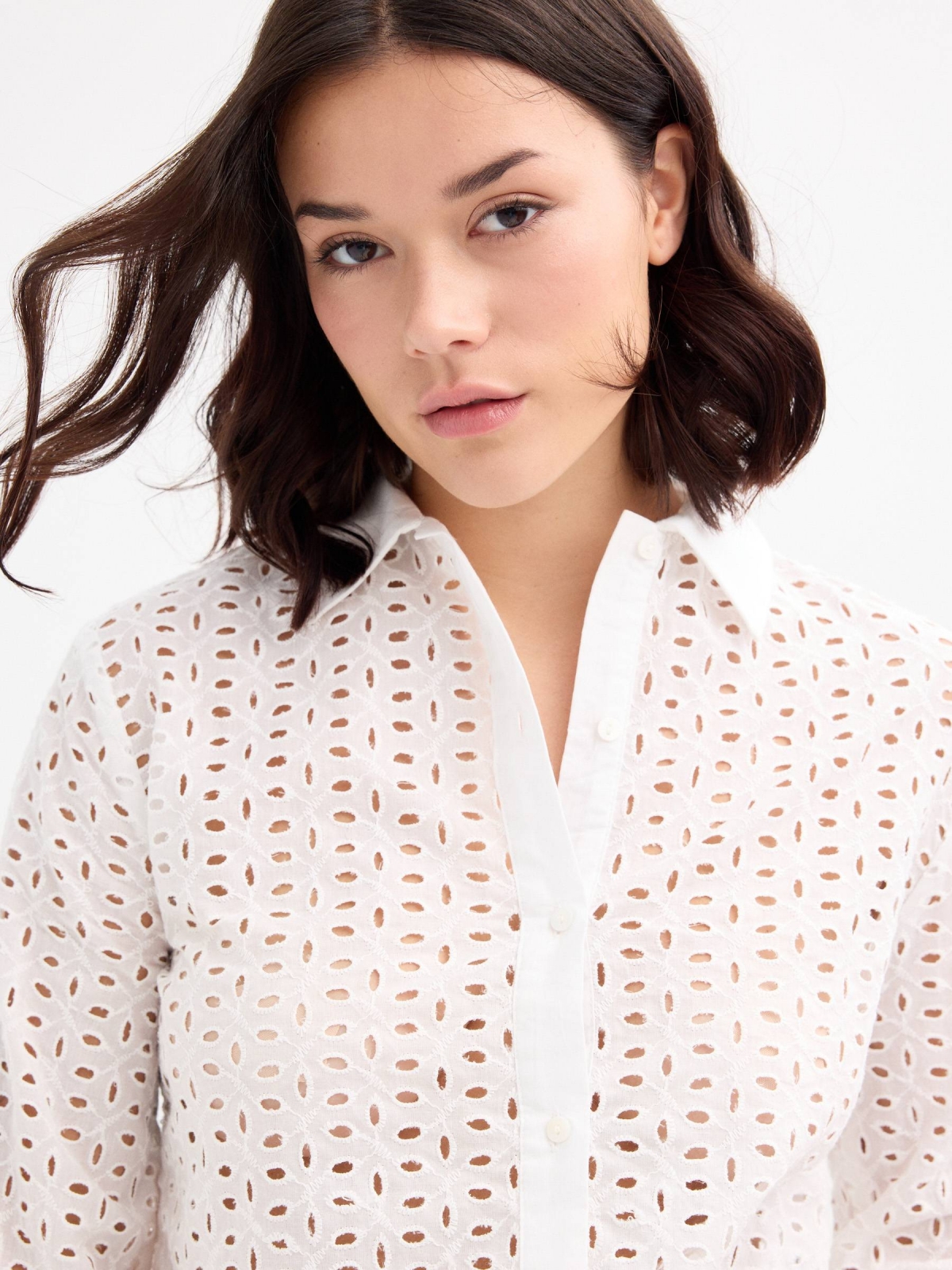 Camisa de manga longa bordados branco vista geral frontal