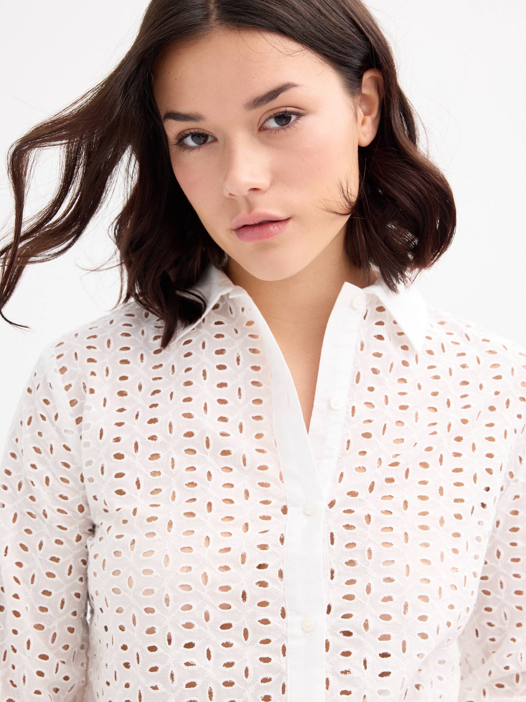 Camisa de manga longa bordados branco vista meia frontal