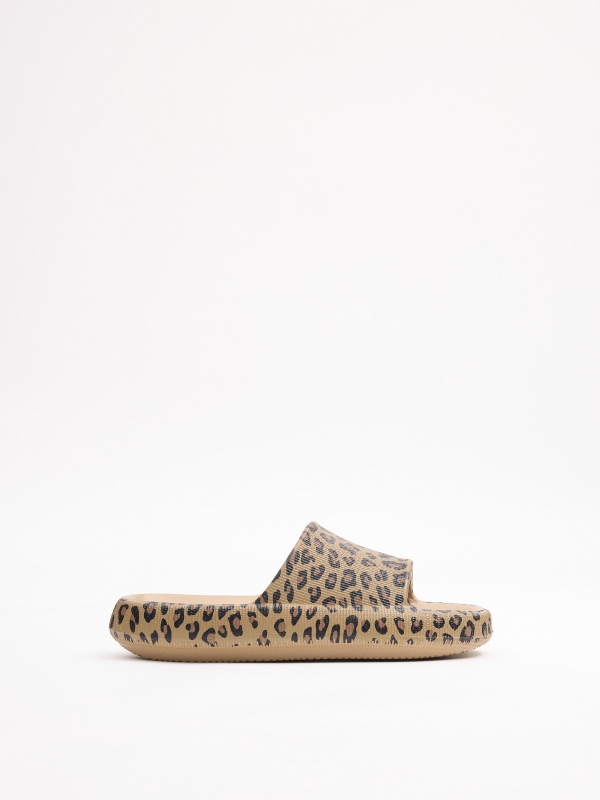 Platform shovel sandal animal print sand zenithal view