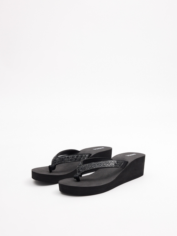 Chanclas cuña detalle pedrería negro vista frontal 45º