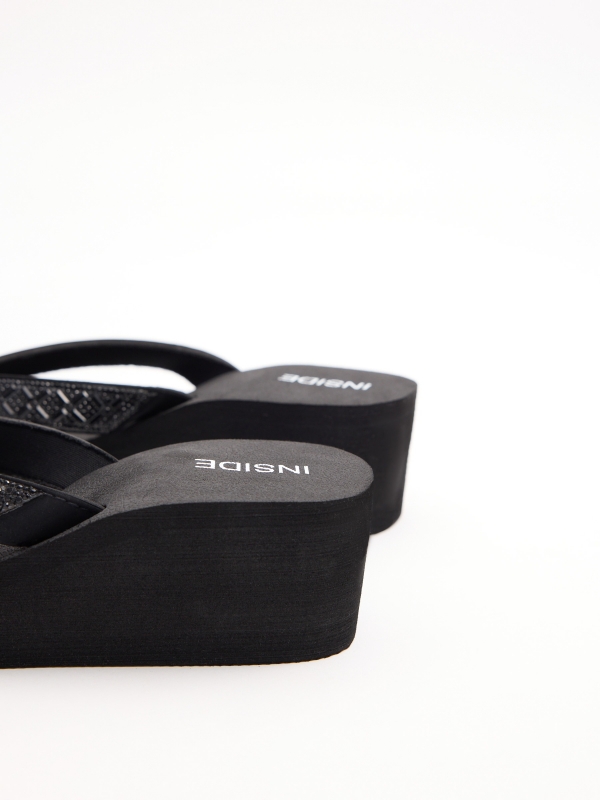 Chanclas cuña detalle pedrería negro vista trasera 45º