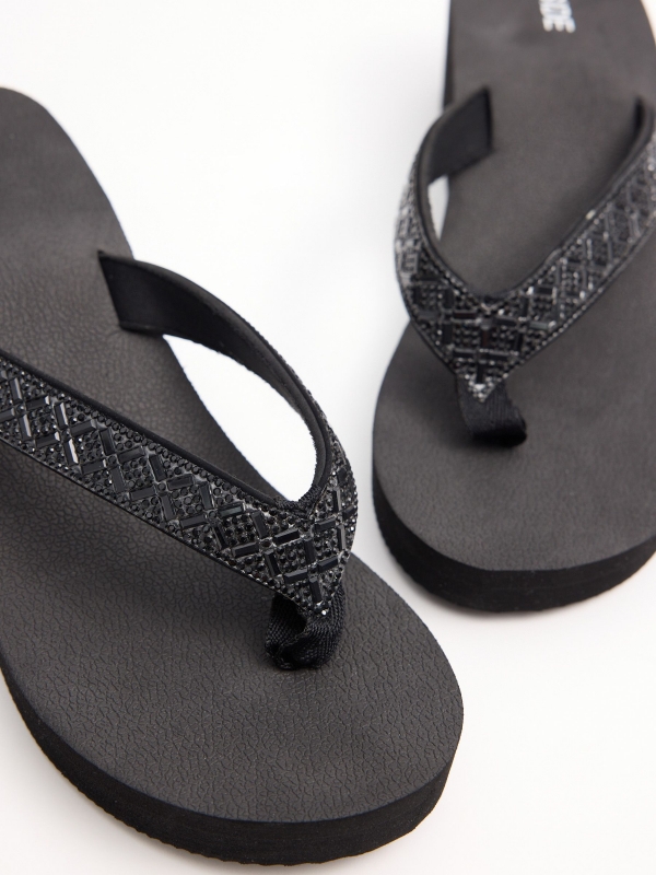 Chanclas cuña detalle pedrería negro vista trasera 45º