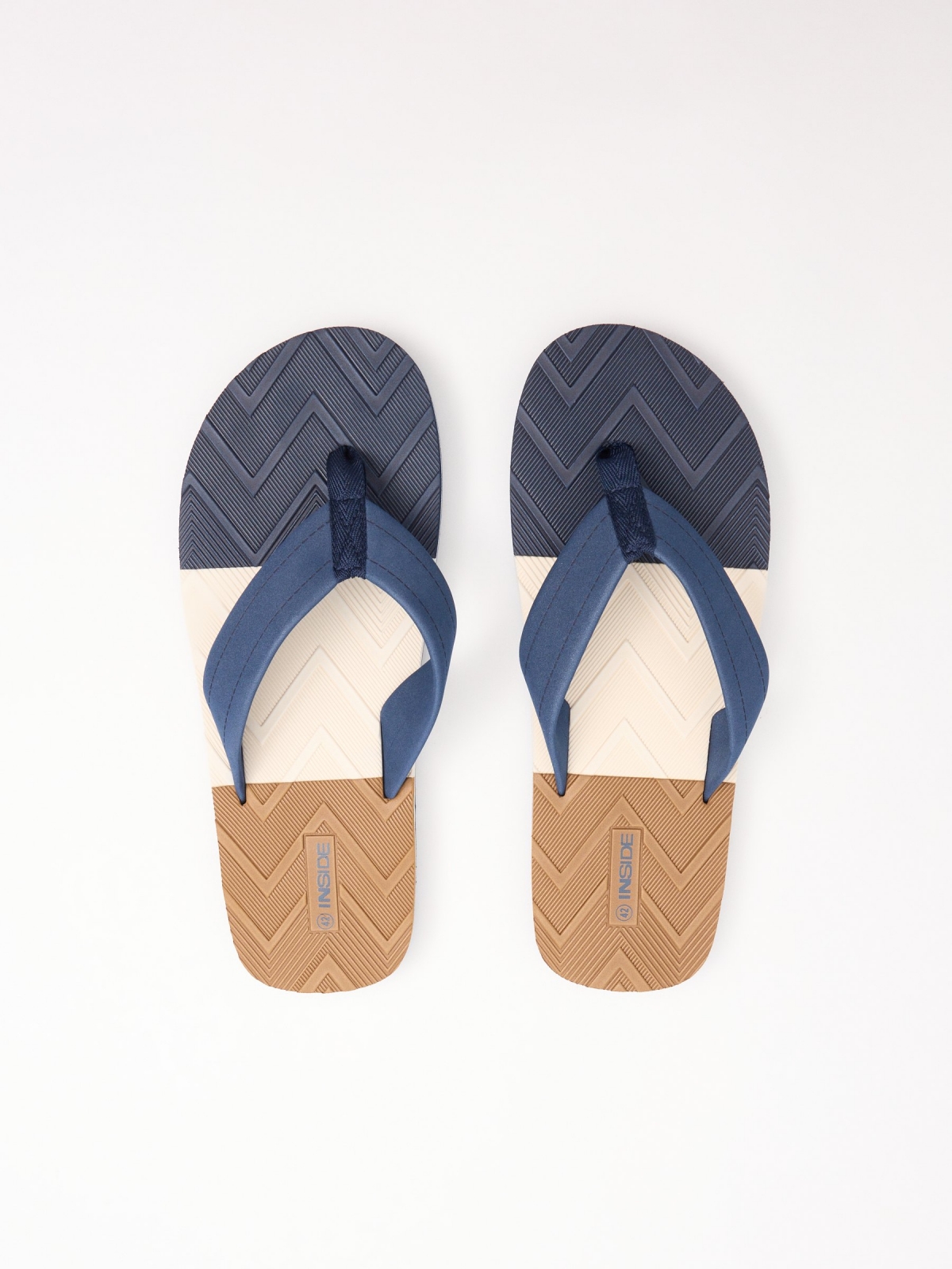 Chinelo de dedo combinado azul vista frontal 45º