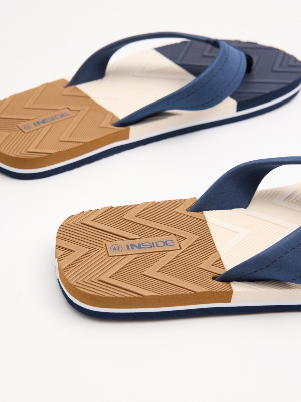 Chinelo de dedo combinado azul vista traseira 45º