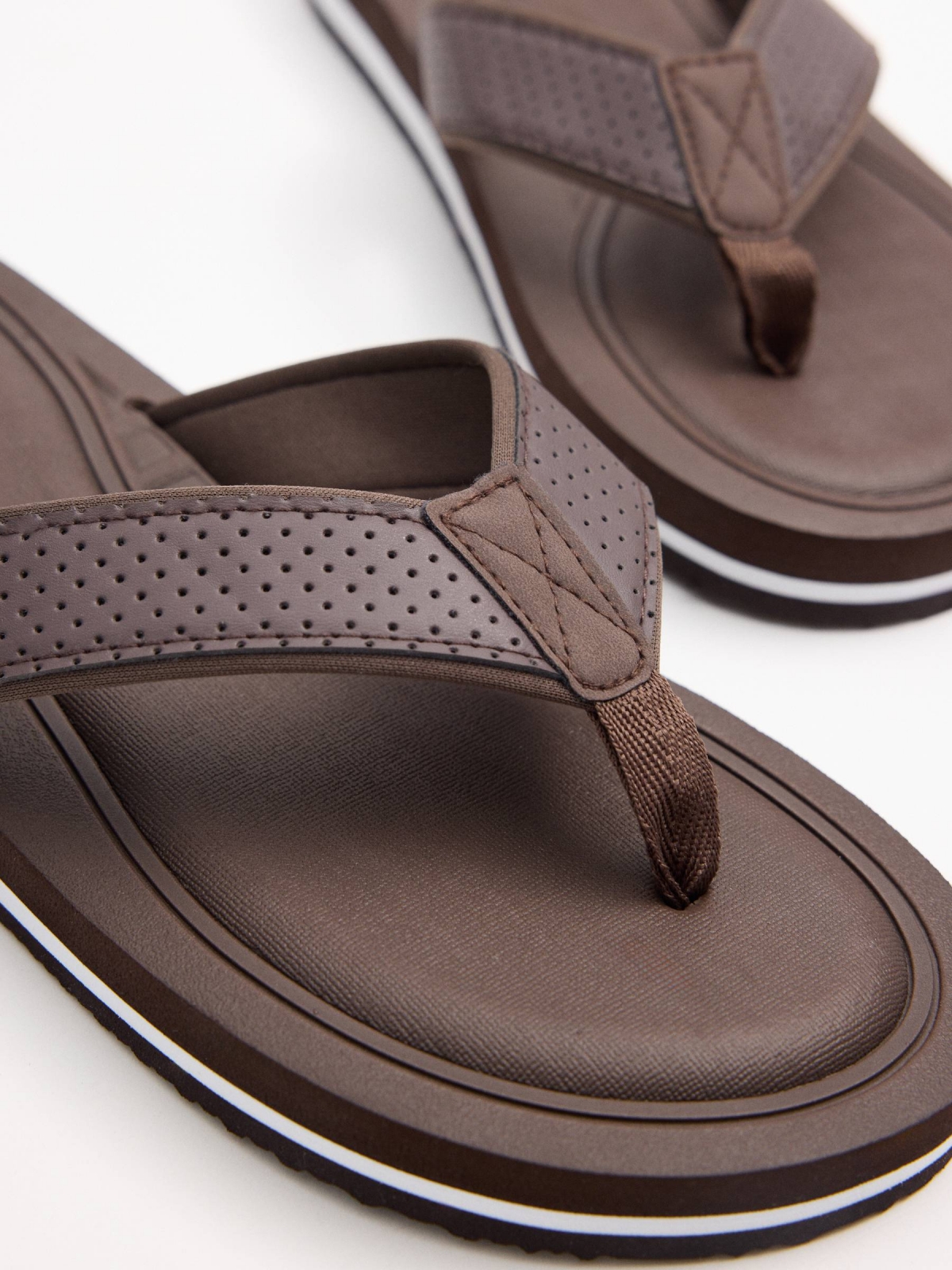 Chinelo dedo conforto marrom marrom escuro vista detalhe