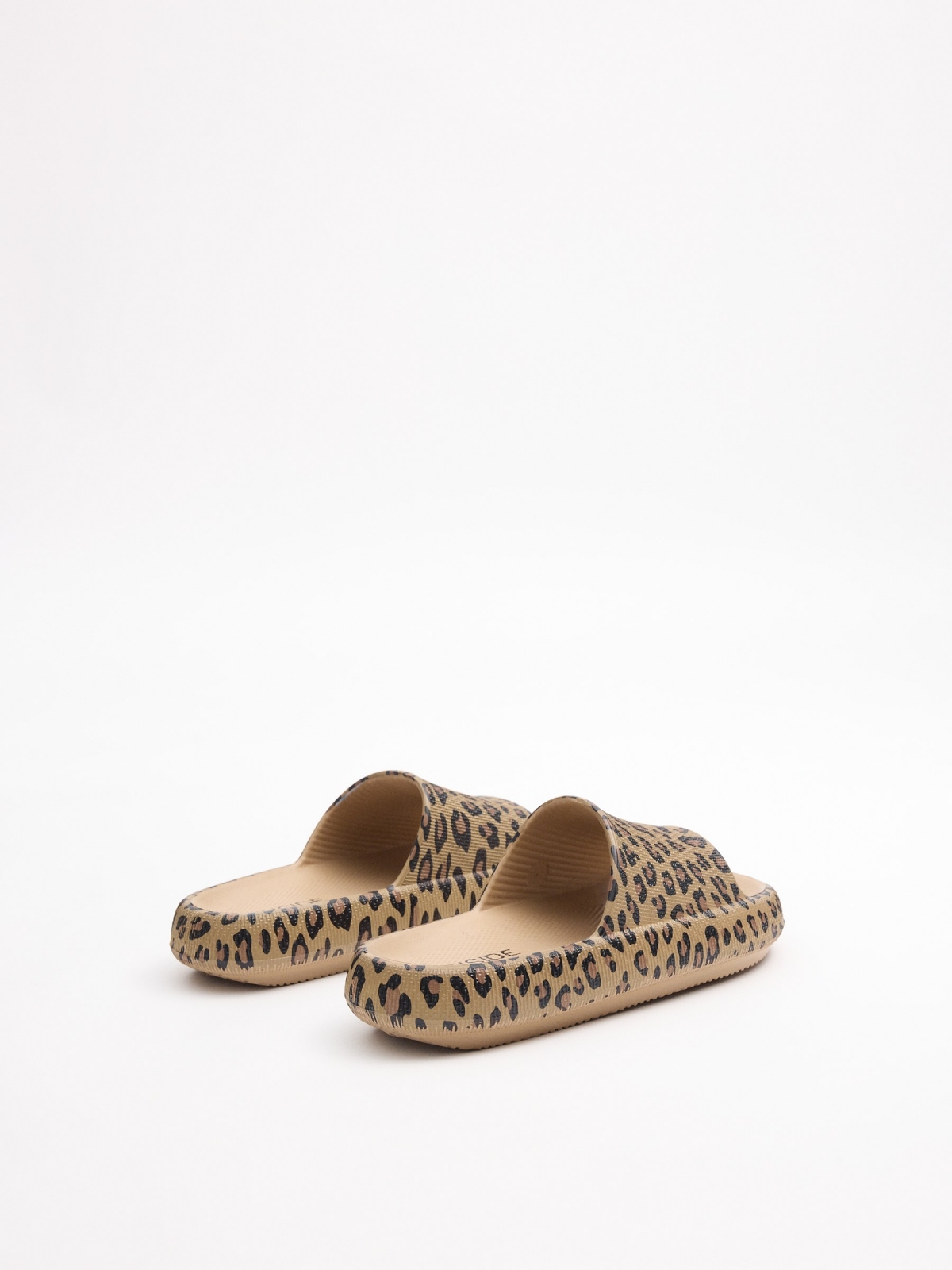 Platform shovel sandal animal print sand 45º back view