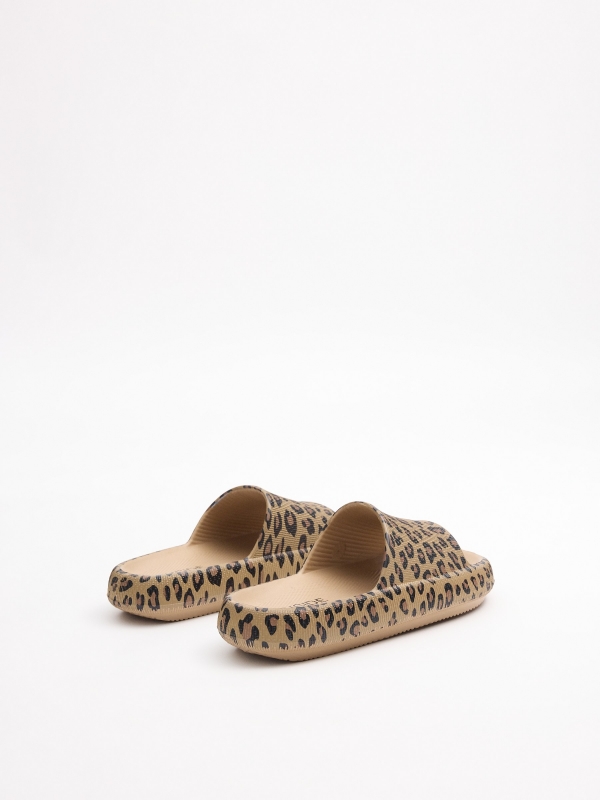 Chinelo pala plataforma estampa animal areia vista traseira 45º