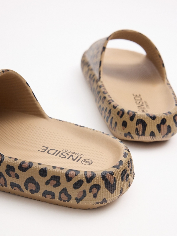 Chancla pala plataforma animal print arena vista detalle