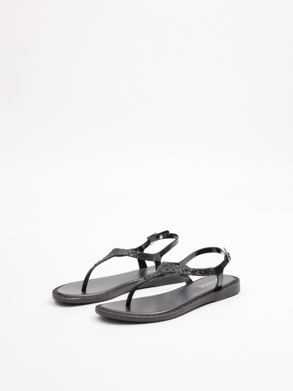 Flat toe sandal with shiny details black 45º front view