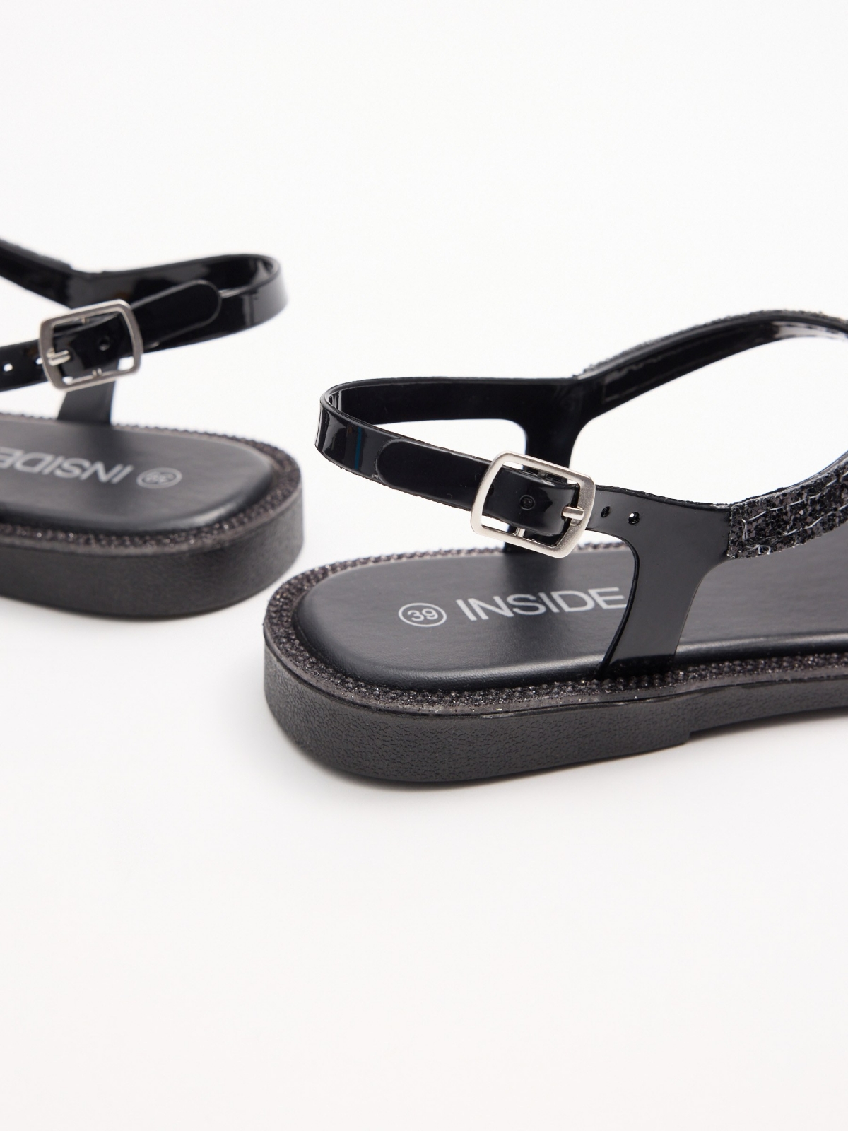 Flat toe sandal with shiny details black detail view