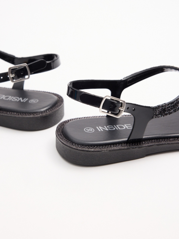 Flat toe sandal with shiny details black detail view