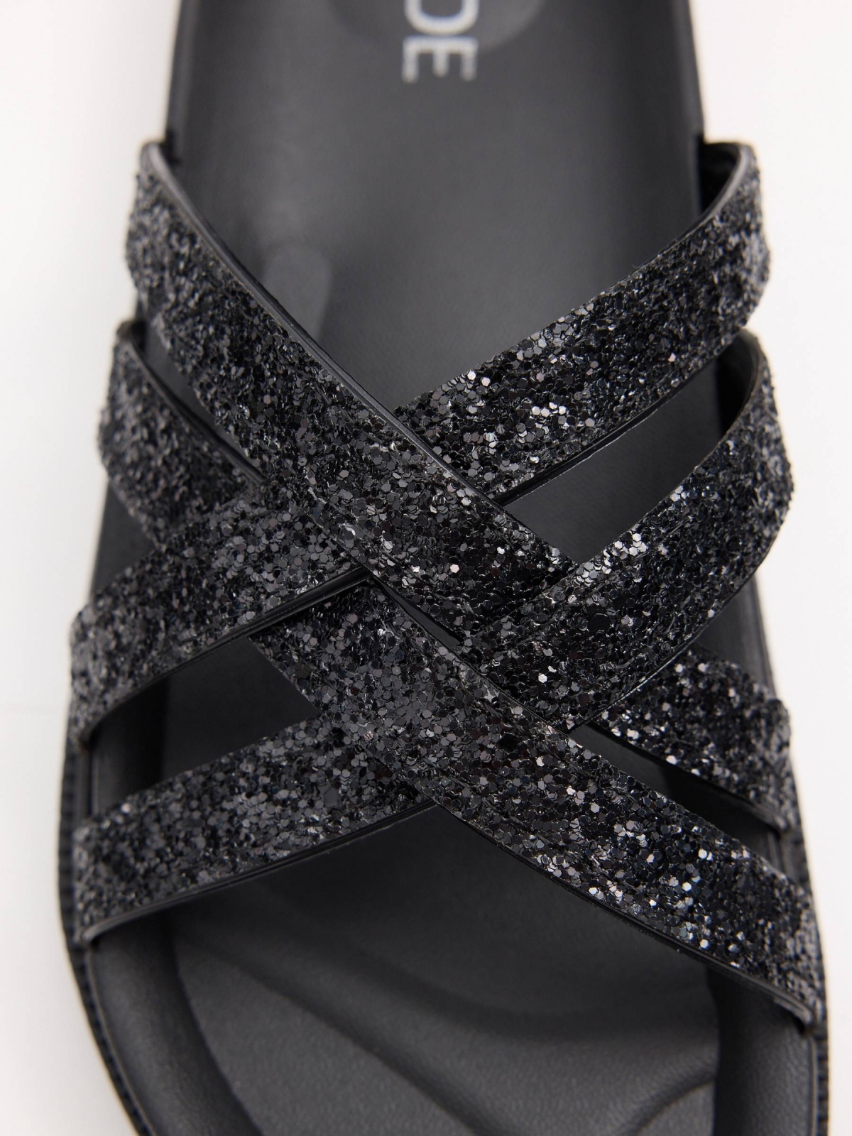 Chanclas tiras cruzadas detalle brillantes negro vista detalle
