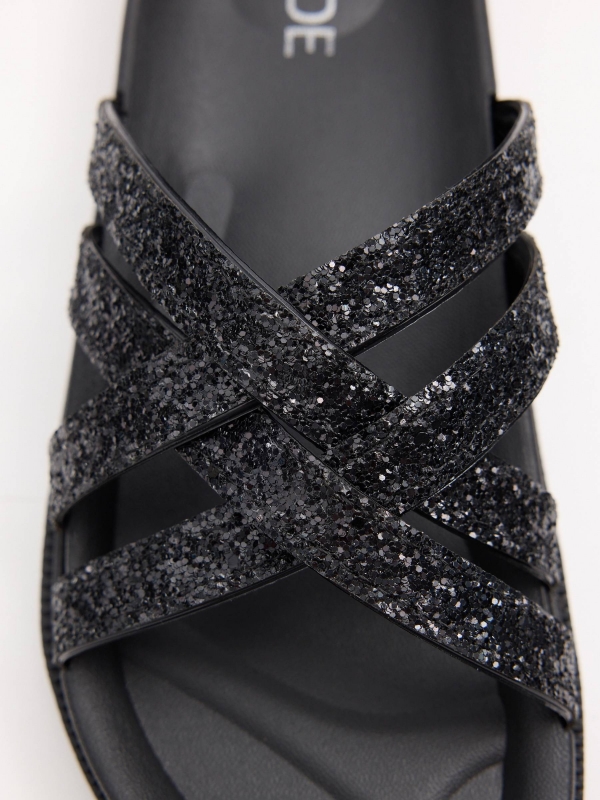 Chanclas tiras cruzadas detalle brillantes negro vista detalle