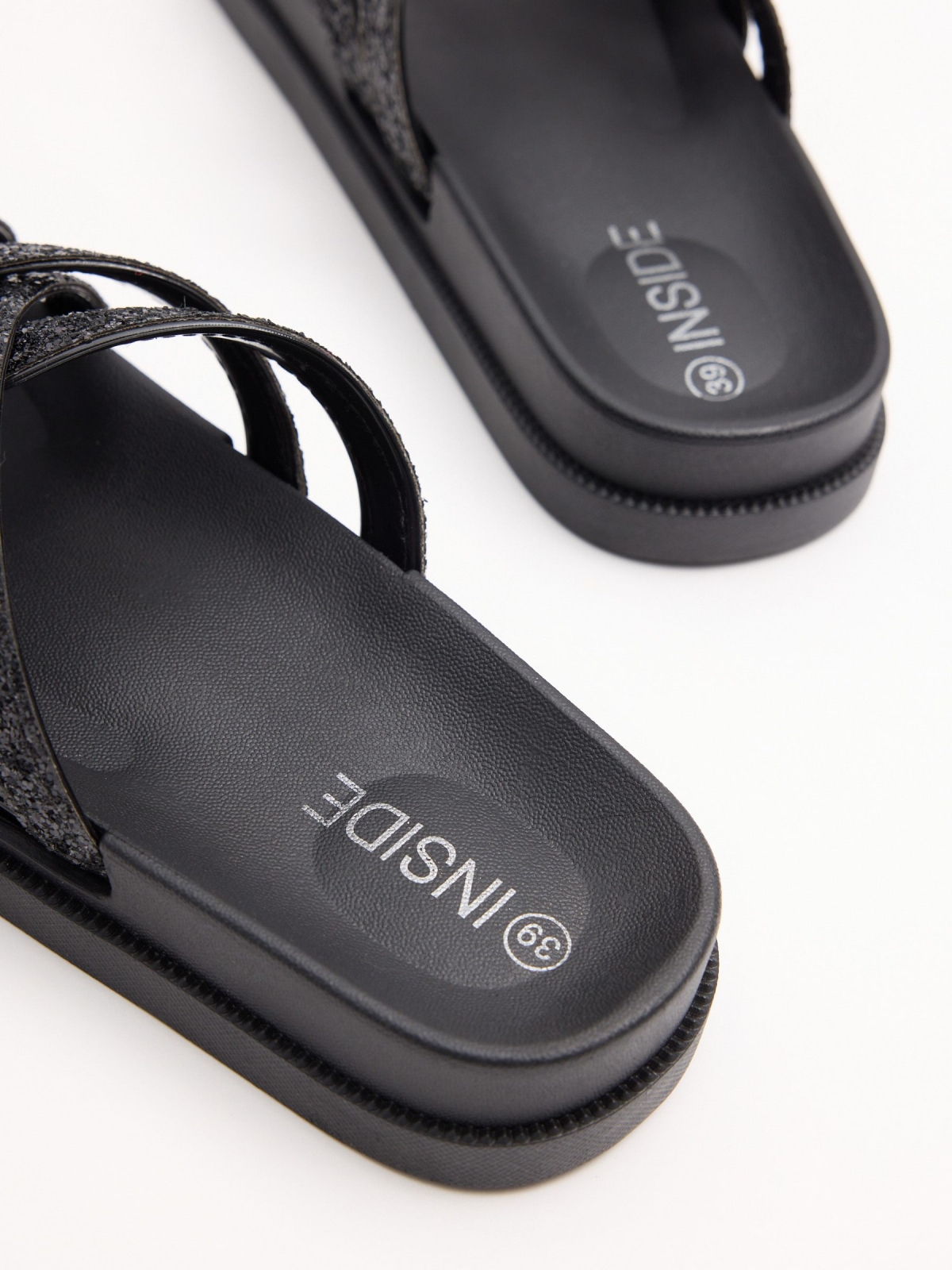 Chanclas tiras cruzadas detalle brillantes negro vista detalle