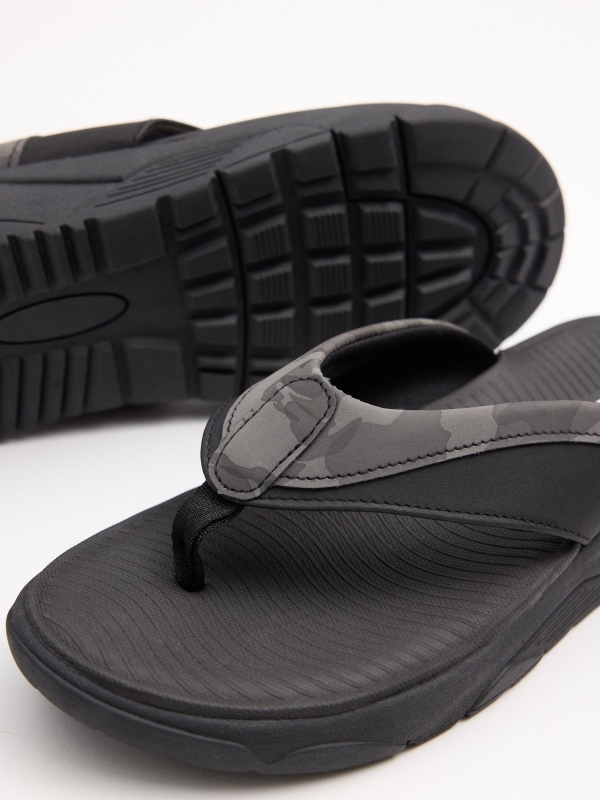 Platform toe sandal black detail view