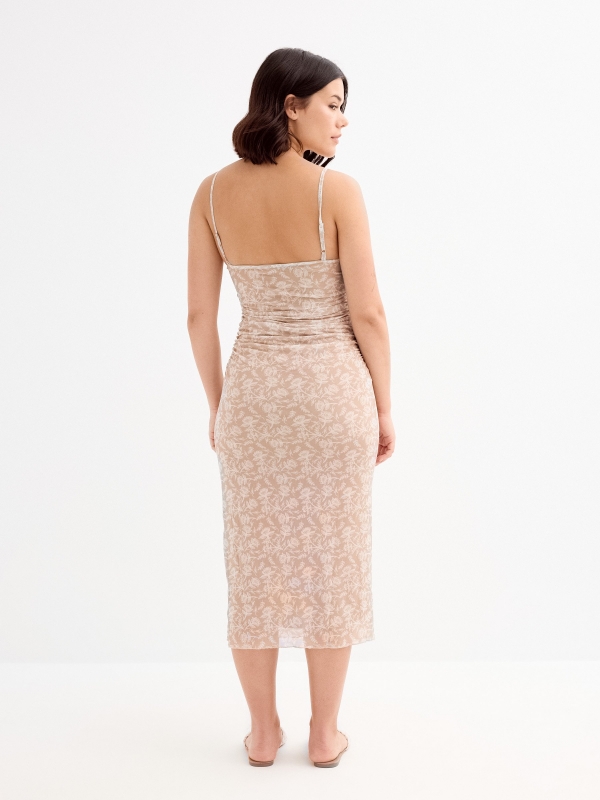 Vestido largo estampado taupe vista media trasera