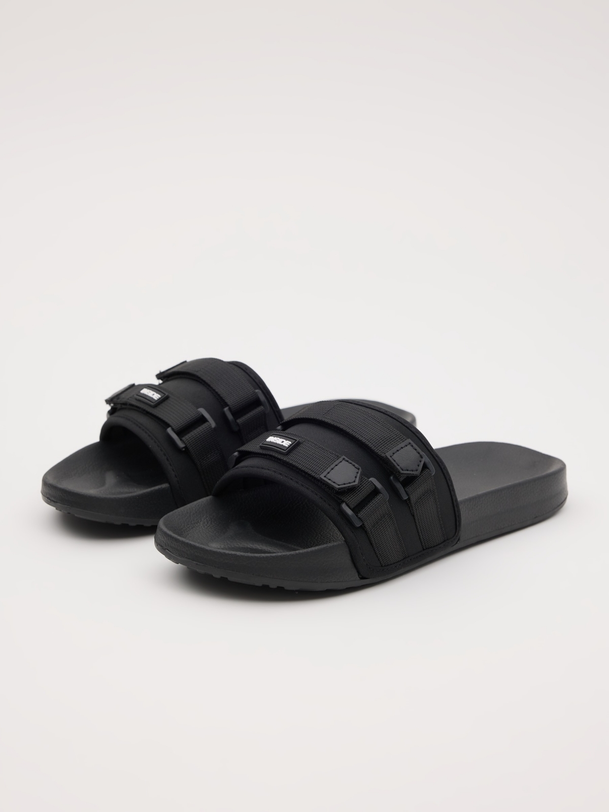 Chanclas pala hebilla negro vista frontal 45º