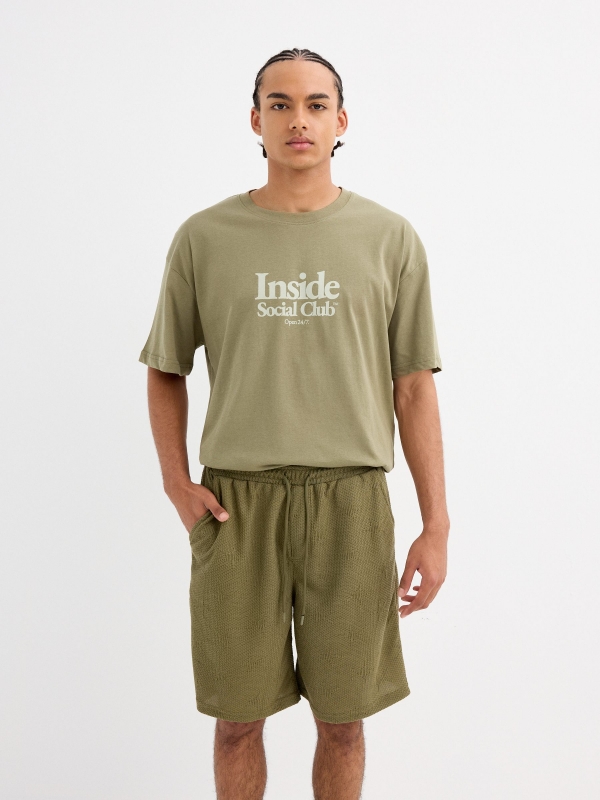 Bermuda jogger em ponto texturizado verde vista meia frontal
