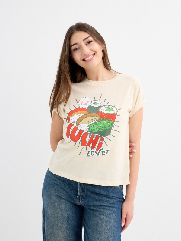 Camiseta corta estampado sushi arena vista media frontal