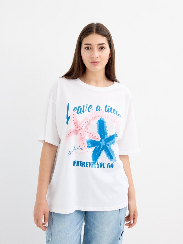 Camiseta oversized estampada combinada branco vista meia frontal