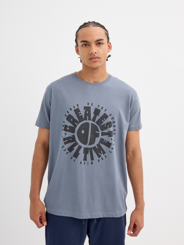 Camiseta com texto estampado azul vista meia frontal