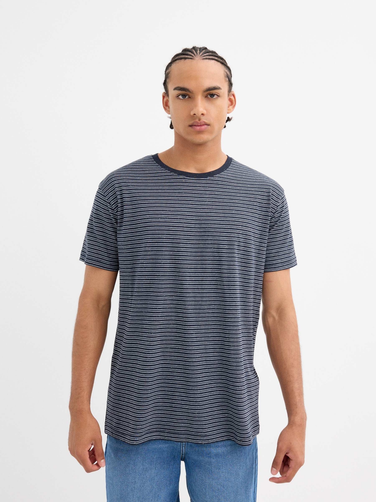 Camiseta de rayas azul marino vista media frontal
