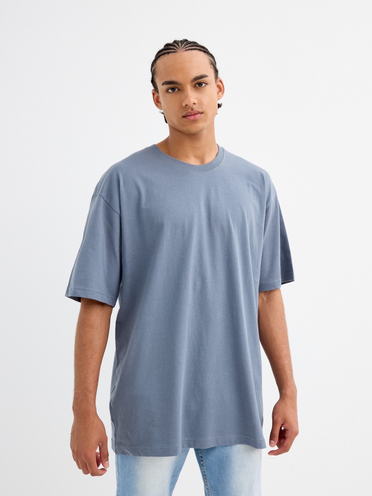Camiseta básica oversized azul vista meia frontal
