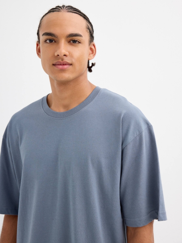 Camiseta oversize básica azul vista detalle