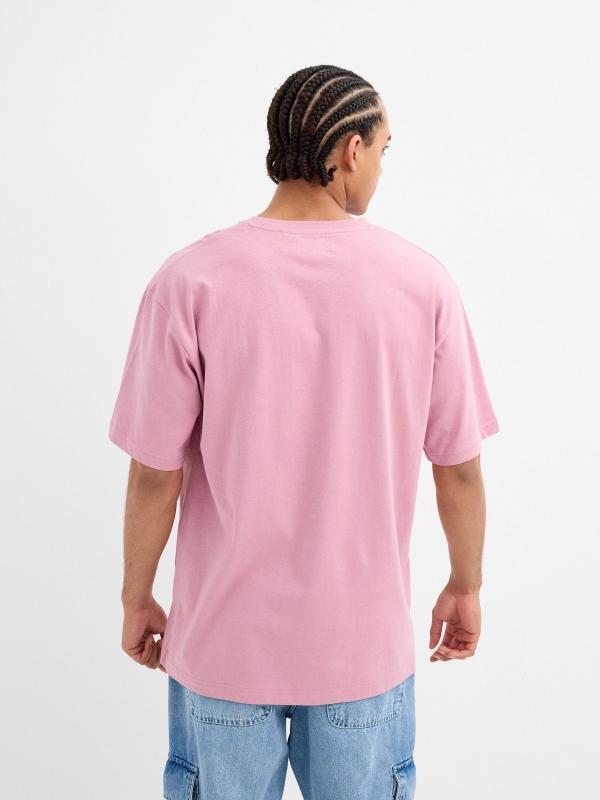 Camiseta oversize básica rojo morado vista media trasera