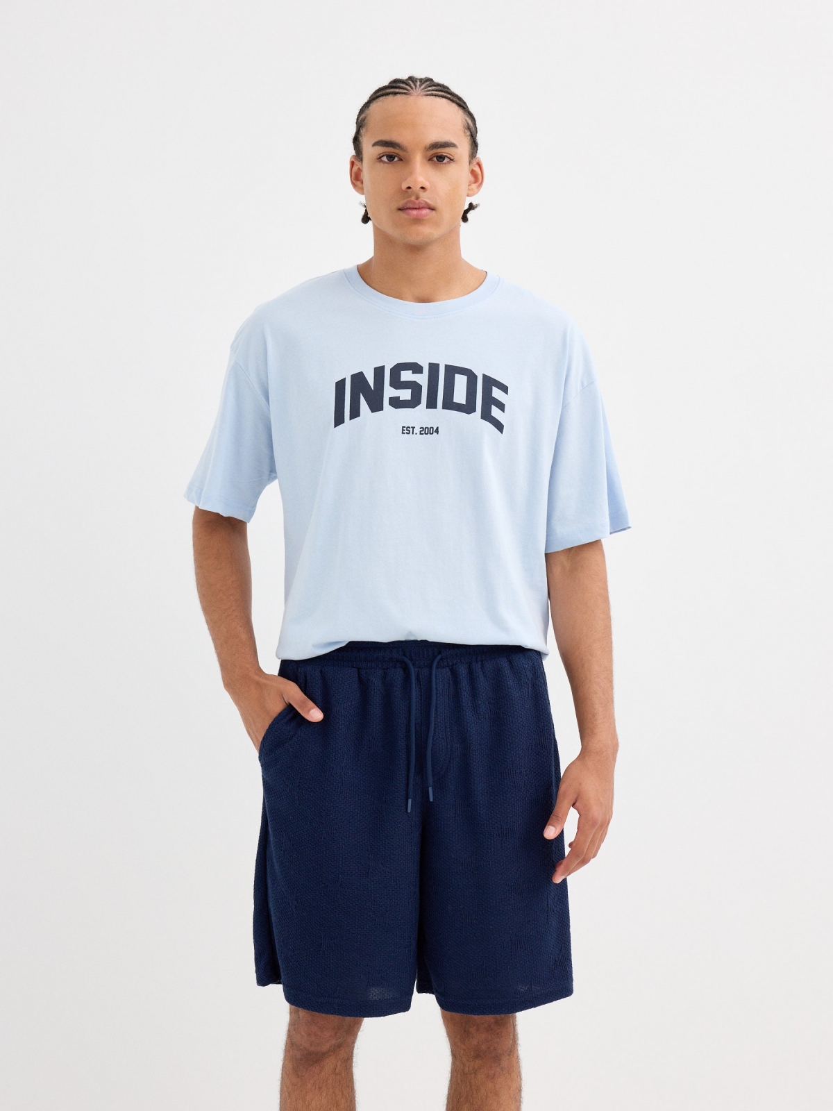 Bermuda jogger em ponto texturizado azul marinho vista meia frontal