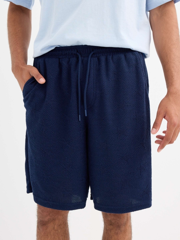 Bermuda jogger em ponto texturizado azul marinho vista detalhe