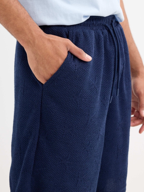 Bermuda jogger in textured fabric navy detail view