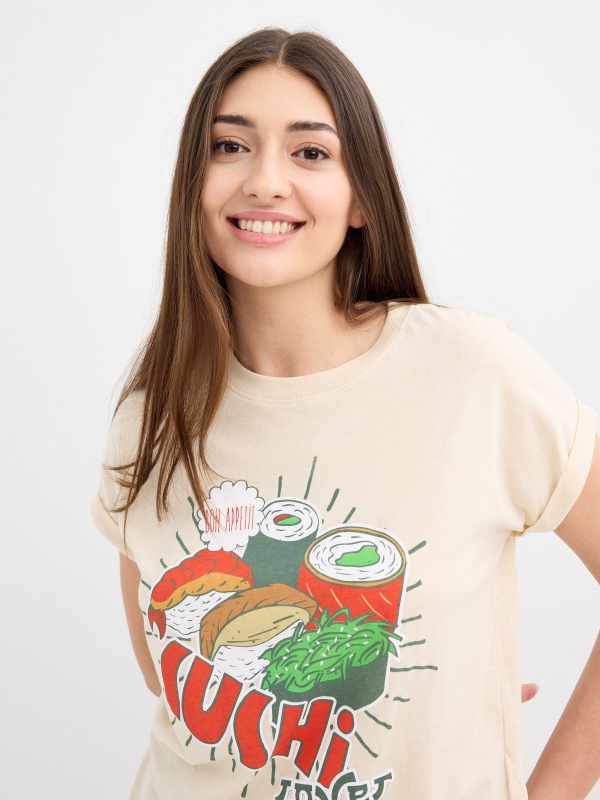Camiseta corta estampado sushi arena vista detalle