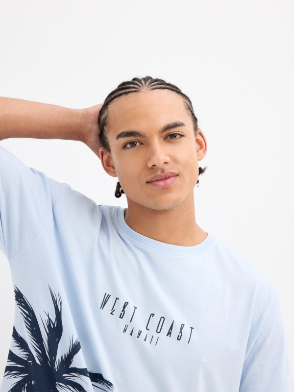 Palm tree print t-shirt light blue detail view