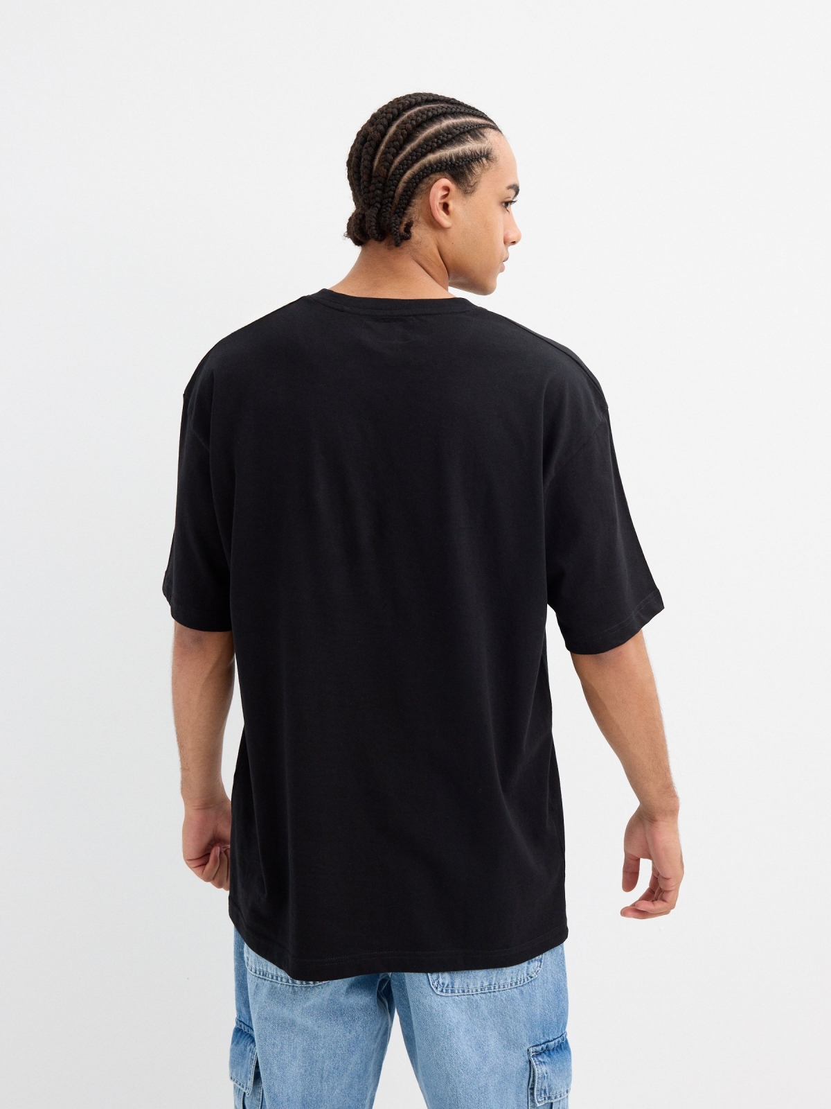 Camiseta oversize básica negro vista media trasera