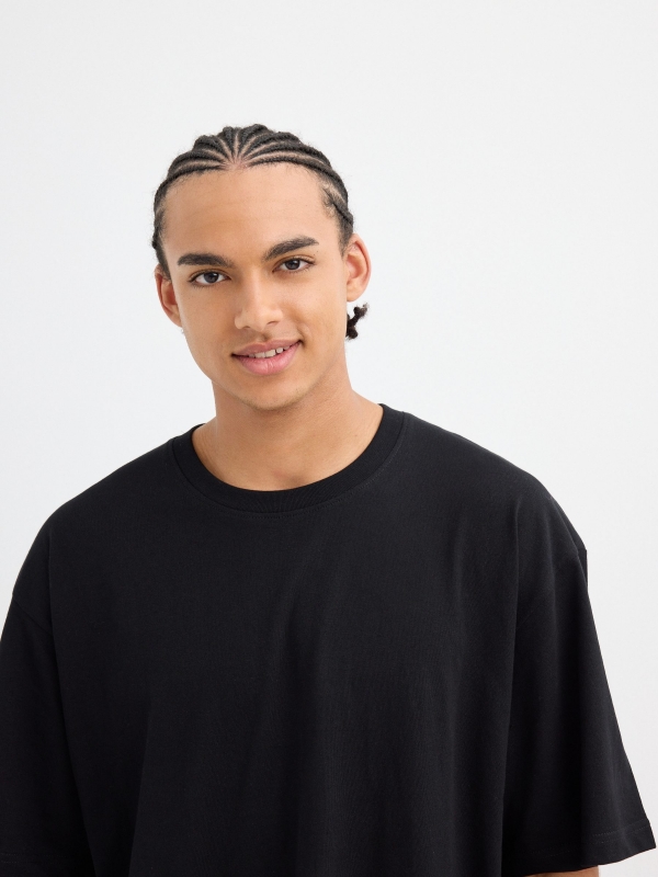 Camiseta básica oversized preto vista detalhe