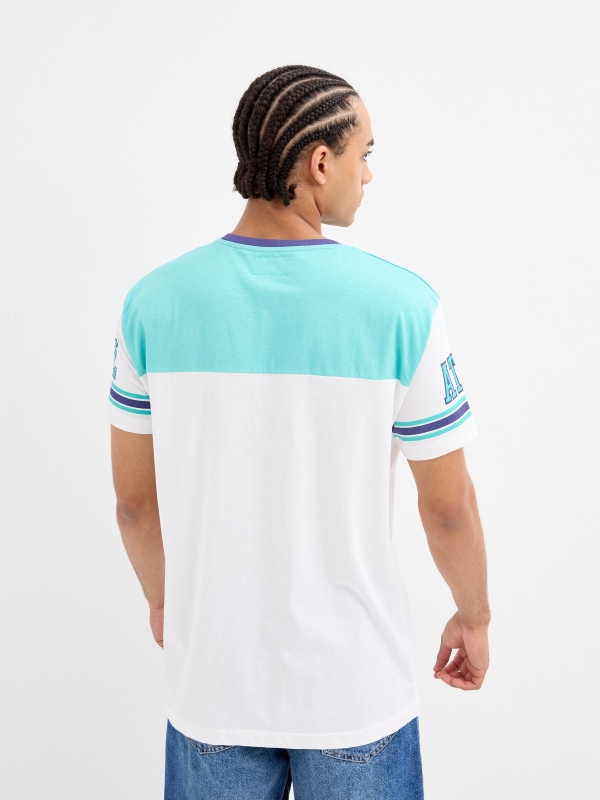 Camiseta estampado deportivo blanco vista media trasera